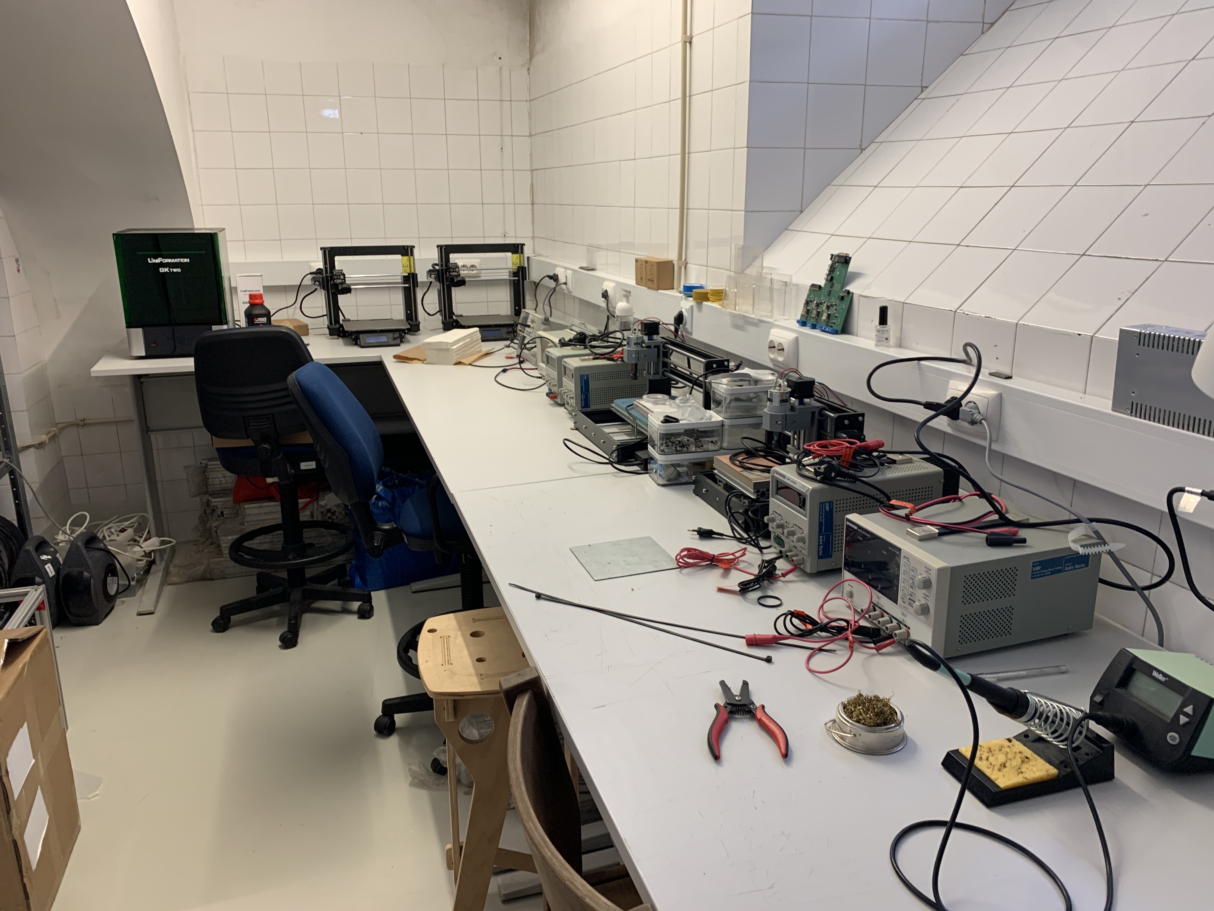 Students working in Fab Lab Benfica